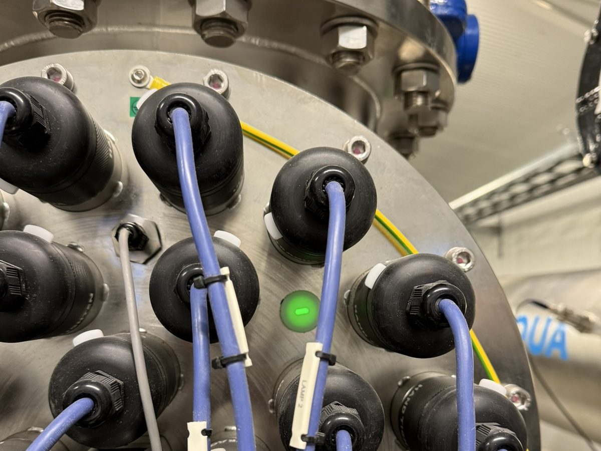Labelled cabling to UV lamps with a green status light